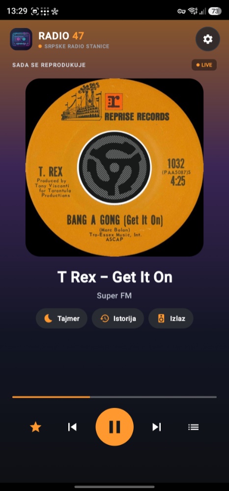 Plejer sa omotom albuma